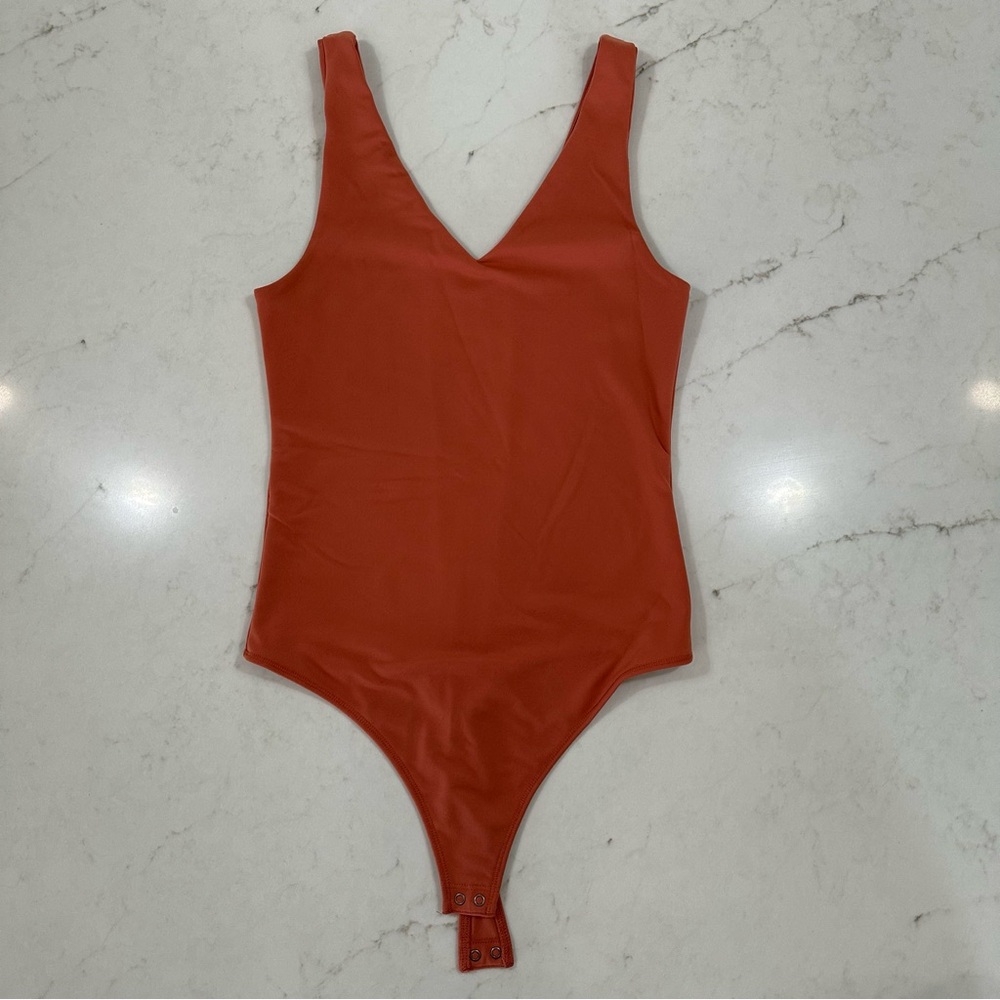 ✨MUST GO✨A&F V-Neck Bodysuit